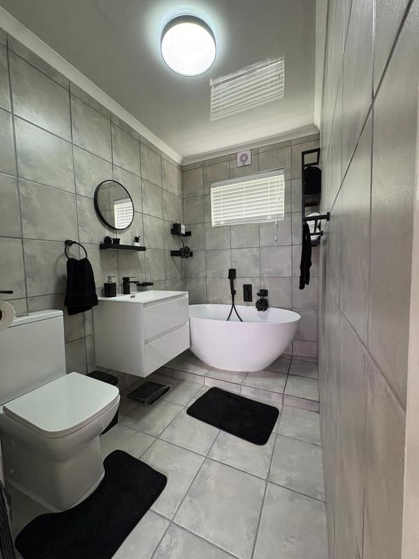 To Let 2 Bedroom Property for Rent in Lansdowne Western Cape